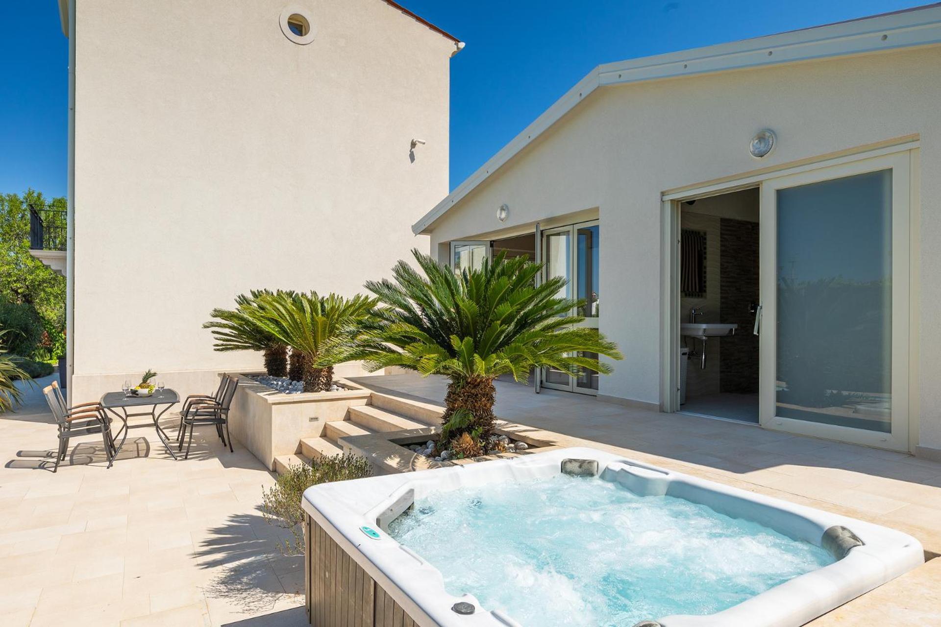 Beautiful Bruna With Jacuzzi In