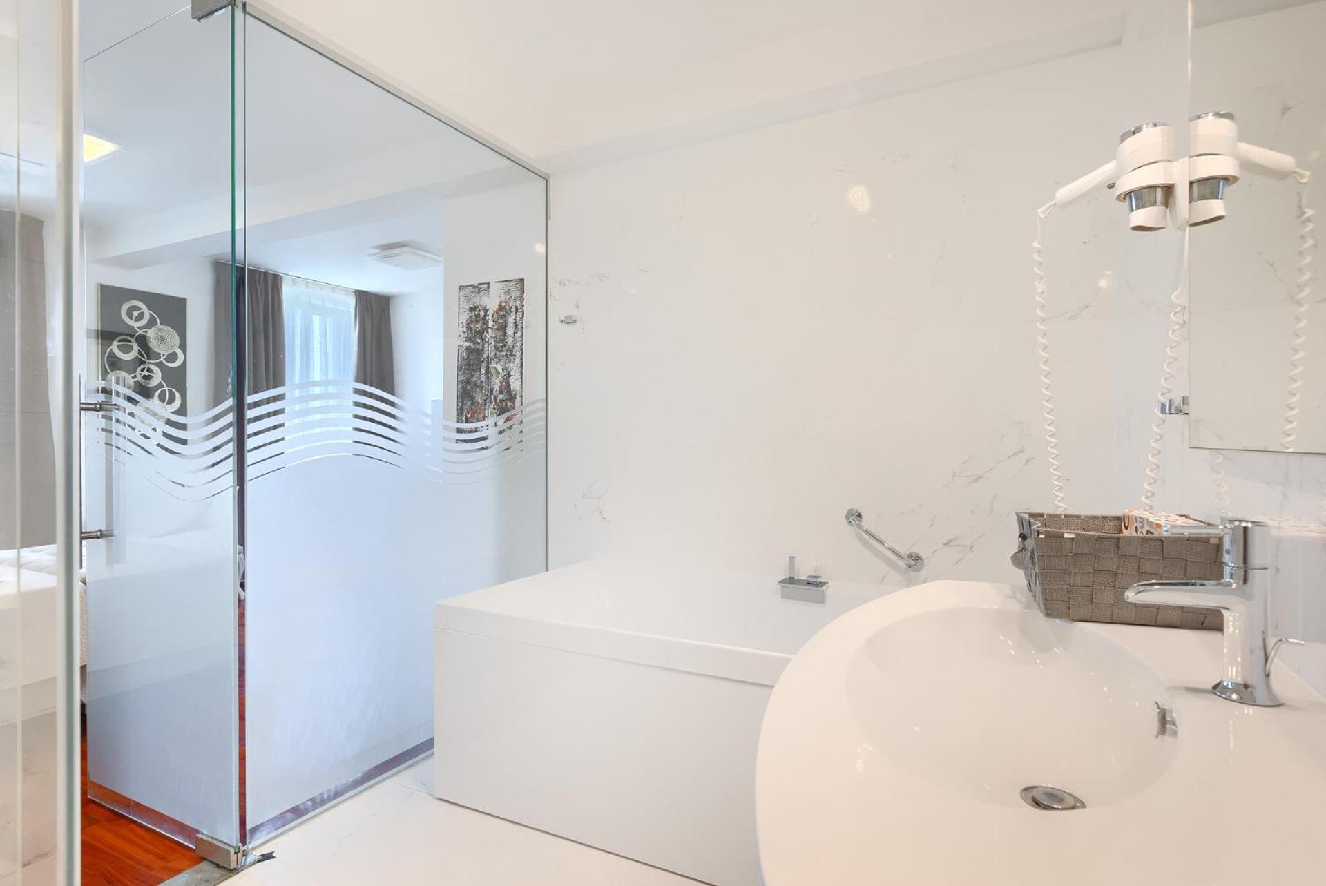 Beautiful Bruna With Jacuzzi In