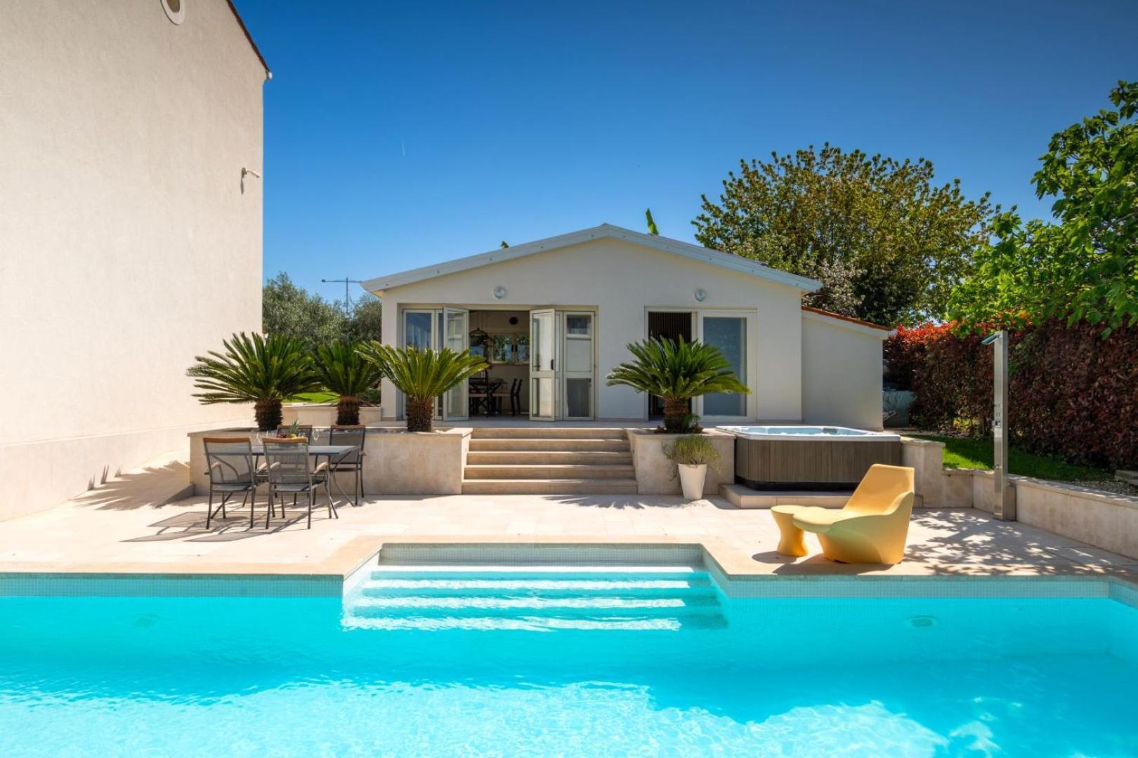 Villa Beautiful Bruna With Jacuzzi In Porec