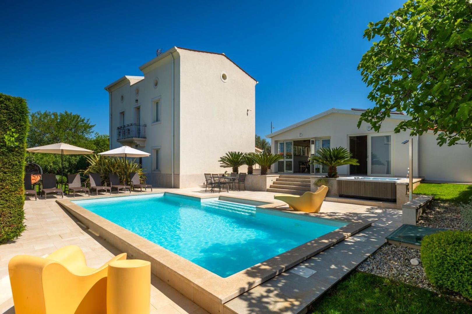 Villa Beautiful Bruna With Jacuzzi In